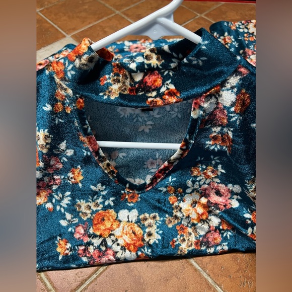 Lucky & Blessed Women’s Velvet Floral Keyhole Top - Picture 7 of 10